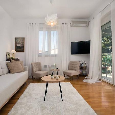 ロヴィニDuplex + Garageアパートメント エクステリア 写真