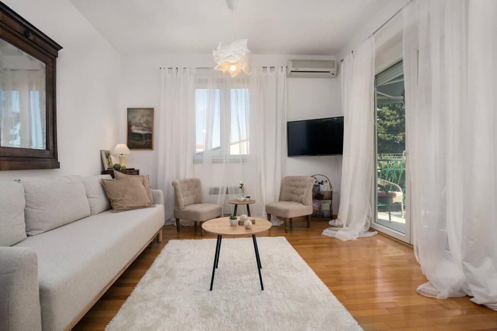 ロヴィニDuplex + Garageアパートメント エクステリア 写真