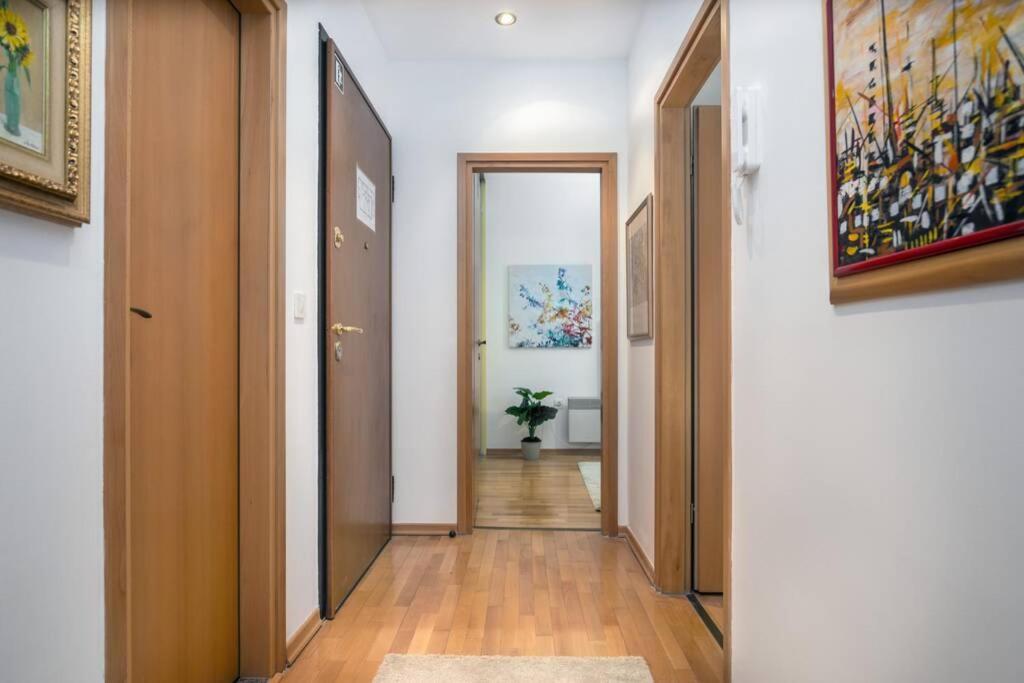 ロヴィニDuplex + Garageアパートメント エクステリア 写真