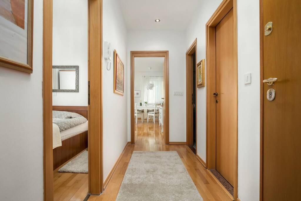 ロヴィニDuplex + Garageアパートメント エクステリア 写真