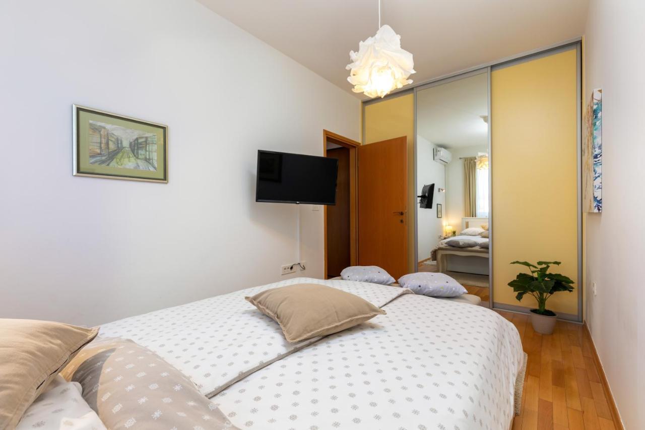 ロヴィニDuplex + Garageアパートメント エクステリア 写真