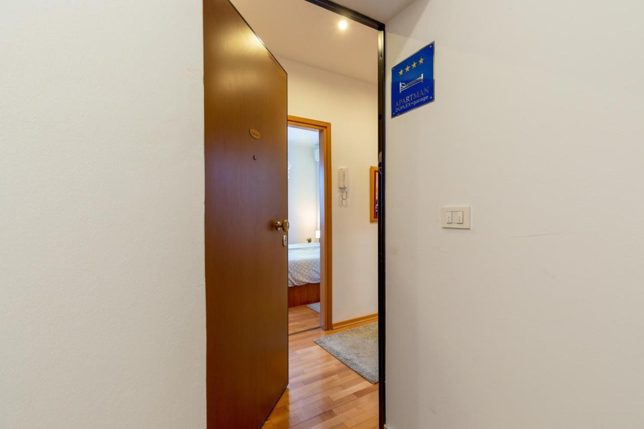ロヴィニDuplex + Garageアパートメント エクステリア 写真